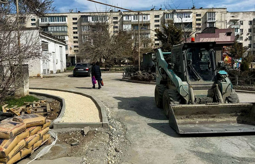 В Евпатории проводят благоустройство дворов